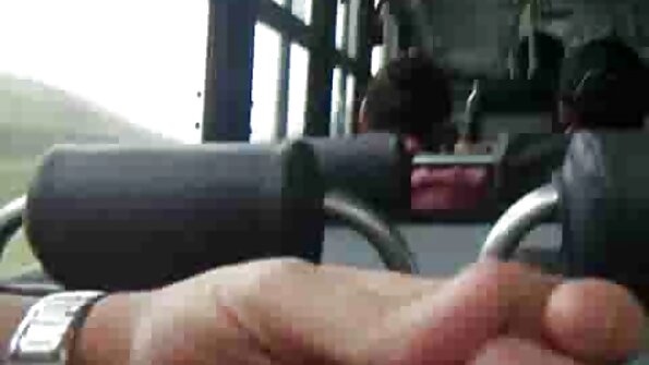 Vilaine fille blanche baisée en public et baisant avec des baisers dans le bus scolaire. vidéo hot gratuite